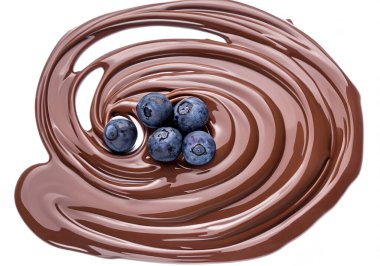 Eritilmiş çikolatalı yaban mersinli, girdap şeklinde beyaz bir grupta izole edilmiş.