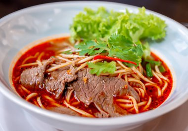 Baharatlı kırmızı çorbalı şehriye.