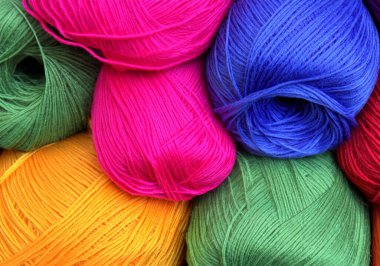 Farklı renkli nakış iplikleri, seçici odak noktası