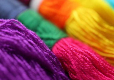 Farklı renkli nakış iplikleri, seçici odak noktası