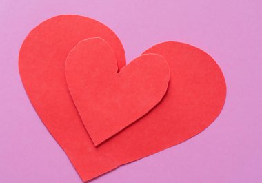 Pastel arka planda kağıt kalp şekli