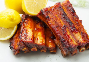 Izgara domuz pirzolası ve barbekü kesesi.