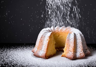 Pudra şekerli kek yere düşüyor.