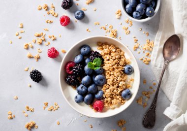 Granola ve böğürtlenli yoğurt kasesi, seçici odak.
