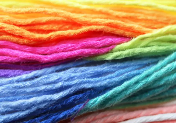 Farklı renkli nakış iplikleri, seçici odak noktası