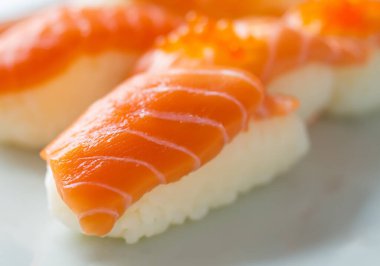 Pirinçli Japon Nigiri Sushi, seçici odaklı.