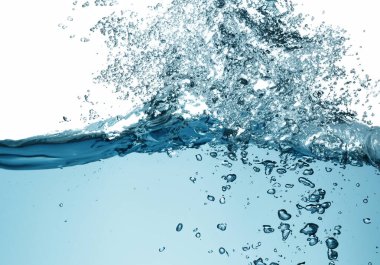 Beyaz sırtüstü süzülen suya yaklaş