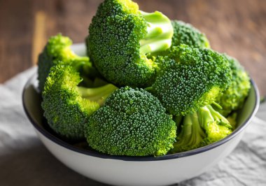 Kırsal masada kasede taze çiğ brokoli.