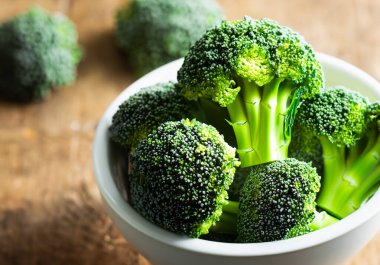 Kırsal masada kasede taze çiğ brokoli.