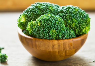 Kırsal masada kasede taze çiğ brokoli.