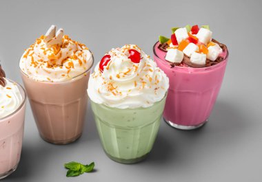 Gri, seçici odak üzerine malzemeli milkshake