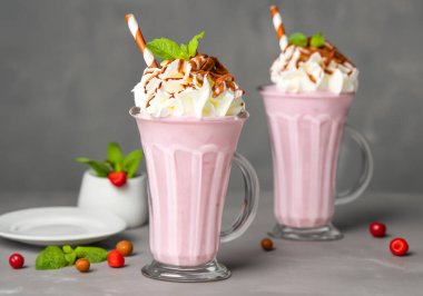 Gri, seçici odak üzerine malzemeli milkshake