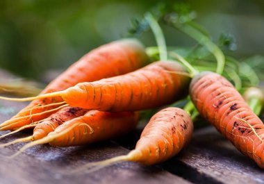 Eski masada taze havuçlar, seçici odaklanma.