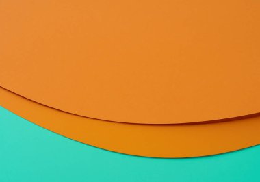 Yeşil sırtüstü turuncu ve sarı kağıtlar