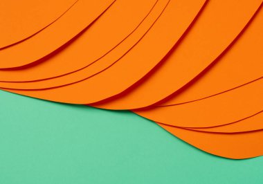 Yeşil sırtüstü turuncu ve sarı kağıtlar