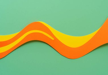 Yeşil sırtüstü turuncu ve sarı kağıtlar