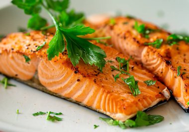 Maydanozla kızarana kadar somon filetosu.