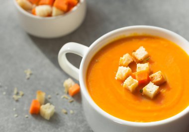 Kremalı havuç çorbası ve kızarmış ekmek, seçici odaklanma.