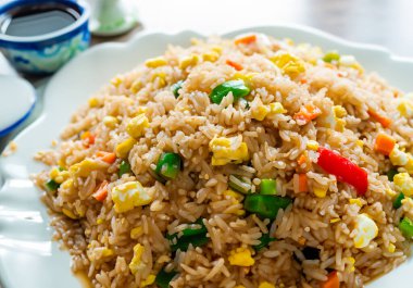 Çin usulü kızarmış pilav, sebze ve yumurta.