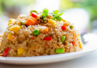 Çin usulü kızarmış pilav, sebze ve yumurta.