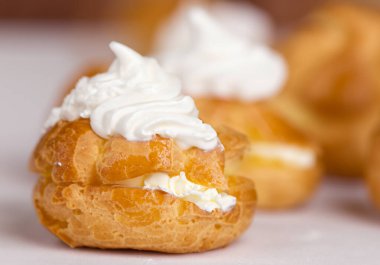 Kremalı profiterol ve kremalı şekerleme.