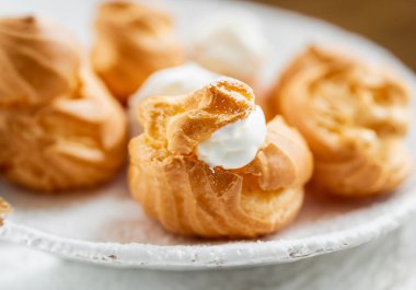 Kremalı profiterol ve kremalı şekerleme.