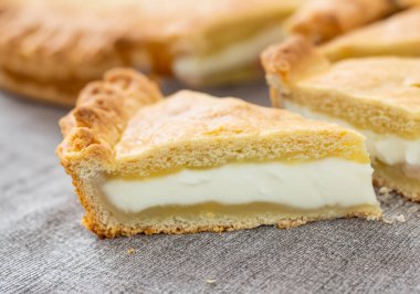 Süzme peynirli ev yapımı kurabiye turtası