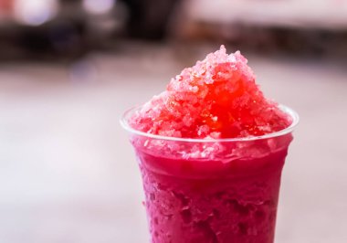 Üzeri kırmızı meyve suyu ve tatlandırıcıyla kaplı buz.