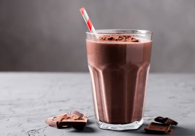 Gri arkaplanlı çikolatalı kakao kokteyli.