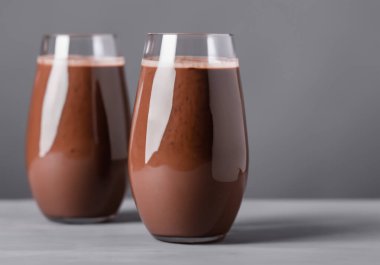 Gri arkaplanlı çikolatalı kakao kokteyli.