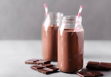 Gri arkaplanlı çikolatalı kakao kokteyli.