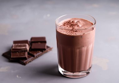 Gri arkaplanlı çikolatalı kakao kokteyli.