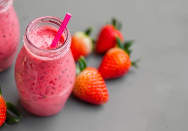 Gri arkaplanda Çilek Smoothie