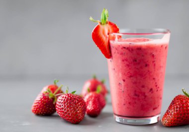 Gri arkaplanda Çilek Smoothie