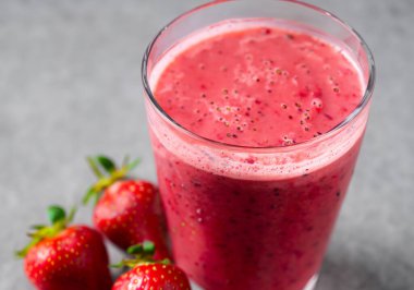 Gri arkaplanda Çilek Smoothie