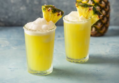 Glay arka planında Pina colada kokteyli, seçici odak