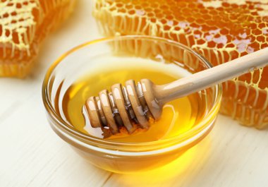 Bal biberi ve bal peteği masada. 