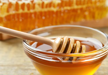 Bal biberi ve bal peteği masada. 