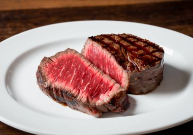 Bifteği masaya yakın.