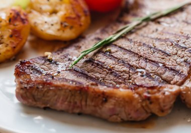 Bifteği masaya yakın.