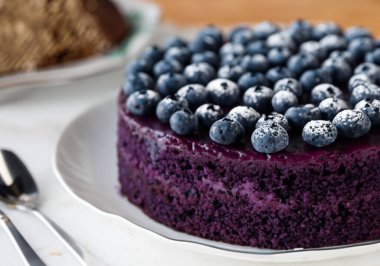 Masadaki yaban mersinli pastayı kapat!