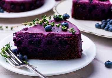 Masadaki yaban mersinli pastayı kapat!