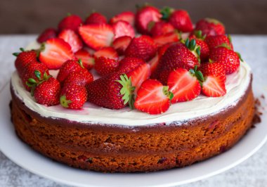 Masadaki çilekli pastayı kapat!