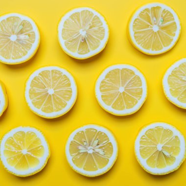 Sarı arka planda limon. Minimum yaz konsepti. Düz yatıyordu