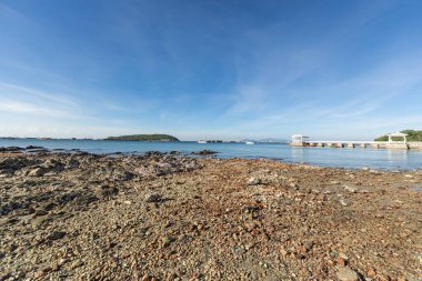 Chonburi Thailan 'daki Koh Sichang plajı.