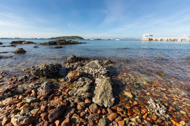 Chonburi Thailan 'daki Koh Sichang plajı.