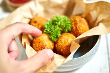 Kızarmış peynir topları, seçici odaklanma