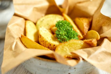 Kızarmış patates dilimleri, seçici odaklanma.