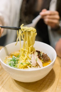 Erişteli makarnayı masaya koy.