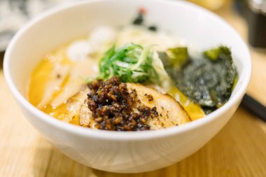 Erişteli makarnayı masaya koy.